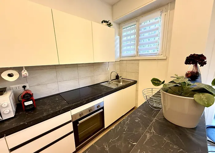 Apartament Metro House *